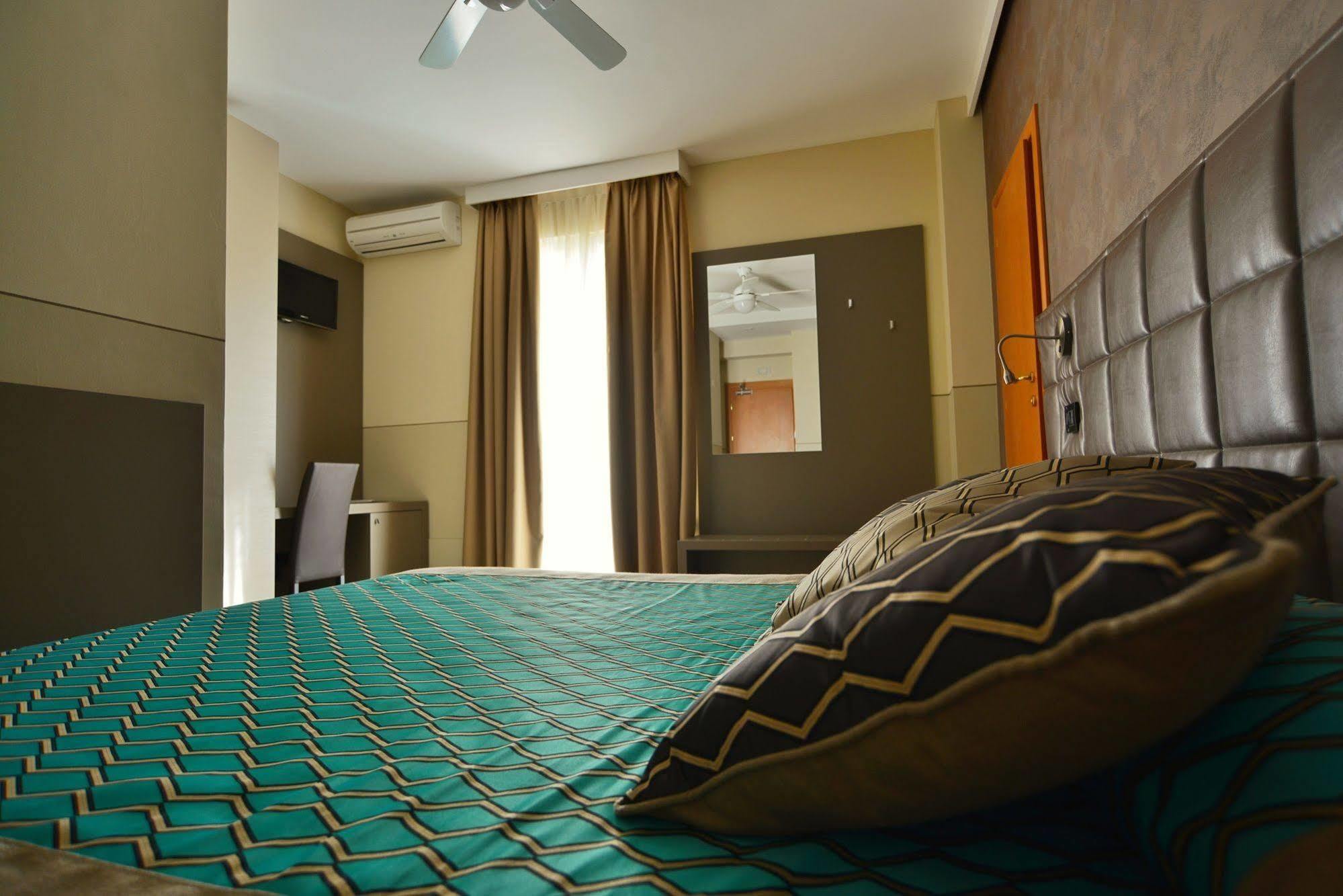 Hotel Sorriso Toscolano Maderno Exterior photo